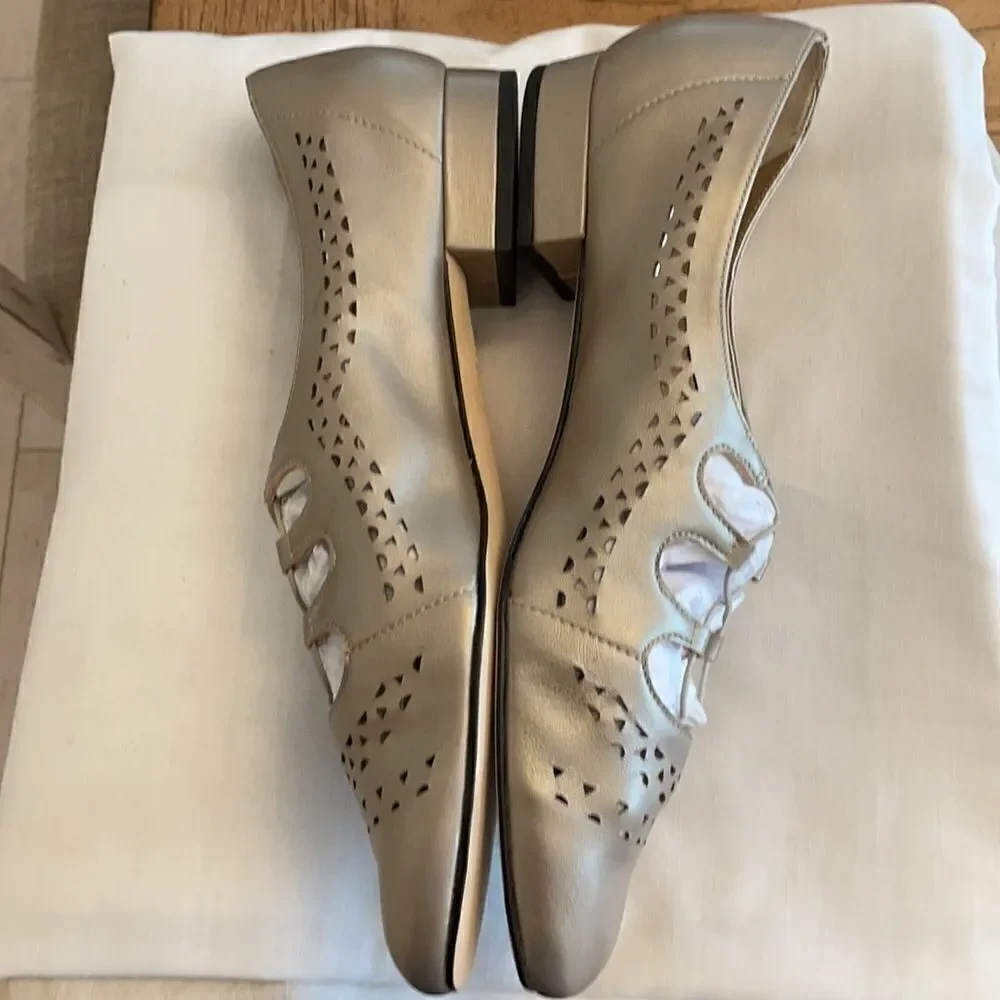 VANELI PEARLY OPAL TAN FLATS.  NEW